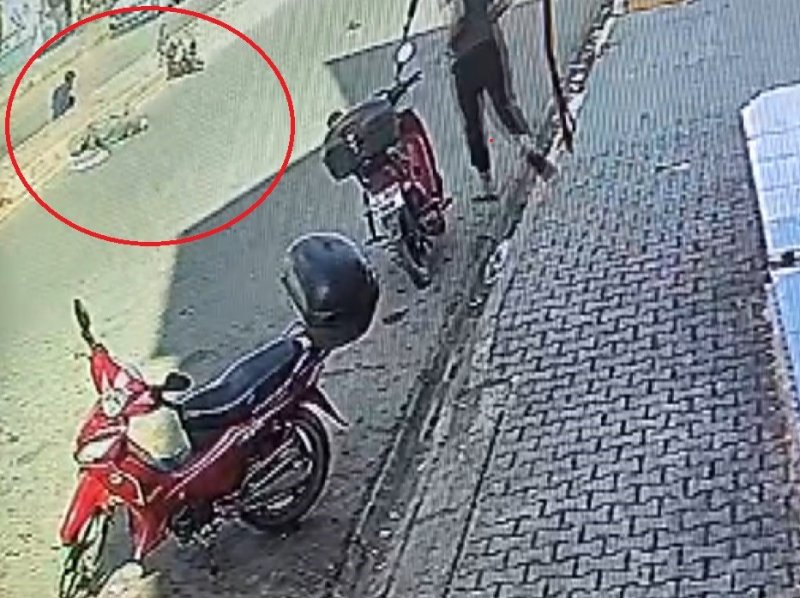 Motosikletin çarptığı yaşlı adamın savrulduğu anlar kamerada (Fotoğraflı) Ahmet Arslan HATAY (İHA) - Hatay’ın Reyhanlı ilçesinde, yolun karşısına geçmek isteyen yaşlı adama motosikletin çarptığı anlar güvenlik kamerasına yansıdı. Kaza, Reyhanlı ilçesi Atatürk Caddesi’nde meydana geldi. Cadde üzerinde karşıya geçmek isteyen yaşlı adama, seyir halindeki motosiklet çarptı. Kazada yaşlı adam ve motosiklet sürücüsü yaralandı. Motosikletin adama çarpma anı ve çevredeki vatandaşların yardıma koşma anları bir iş yerinin güvenlik kamerasına yansıdı. Kazayı gören vatandaşların durumu 112 Acil Çağrı Merkezi’ne bildirmesi üzerine olay yerine polis ve ambulans ekipleri sevk edildi. Kısa sürede bölgeye gelen sağlık ekipleri, yaralanan 2 kişiyi ilk müdahalenin ardından hastaneye kaldırdı. Yaralıların sağlık durumunun iyi olduğu öğrenildi.