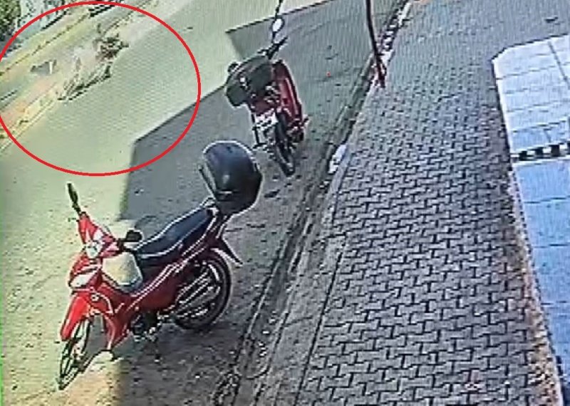 Motosikletin çarptığı yaşlı adamın savrulduğu anlar kamerada (Fotoğraflı) Ahmet Arslan HATAY (İHA) - Hatay’ın Reyhanlı ilçesinde, yolun karşısına geçmek isteyen yaşlı adama motosikletin çarptığı anlar güvenlik kamerasına yansıdı. Kaza, Reyhanlı ilçesi Atatürk Caddesi’nde meydana geldi. Cadde üzerinde karşıya geçmek isteyen yaşlı adama, seyir halindeki motosiklet çarptı. Kazada yaşlı adam ve motosiklet sürücüsü yaralandı. Motosikletin adama çarpma anı ve çevredeki vatandaşların yardıma koşma anları bir iş yerinin güvenlik kamerasına yansıdı. Kazayı gören vatandaşların durumu 112 Acil Çağrı Merkezi’ne bildirmesi üzerine olay yerine polis ve ambulans ekipleri sevk edildi. Kısa sürede bölgeye gelen sağlık ekipleri, yaralanan 2 kişiyi ilk müdahalenin ardından hastaneye kaldırdı. Yaralıların sağlık durumunun iyi olduğu öğrenildi.
