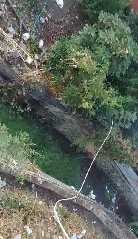 Su kanalına düşen Tofaş'ın sürücüsü yaralandı (Fotoğraflı) Esma Kural HATAY (İHA) - Hatay'ın Dörtyol ilçesinde su kanalına düşen Tofaş marka otomobilin sürücüsü yaralandı. Edinilen bilgilere göre kaza, Dörtyol ilçesi Karaköse Mahallesi'nde meydana geldi. Kazada, su kanalına düşen Tofaş marka otomobil sürücüsü yaralandı. Kazayı gören vatandaşların 112 Acil Çağrı Merkezi'ne bildirilmesi üzerine olay yerine polis, ambulans ve sağlık ekipleri sevk edildi. Kısa sürede bölgeye gelen itfaiye ekipleri, yaralı sürücüyü otomobilden kurtararak sağlık ekiplerine teslim edildi. Sağlık ekiplerinin ilk müdahalesinin ardından hastaneye kaldırıldı.