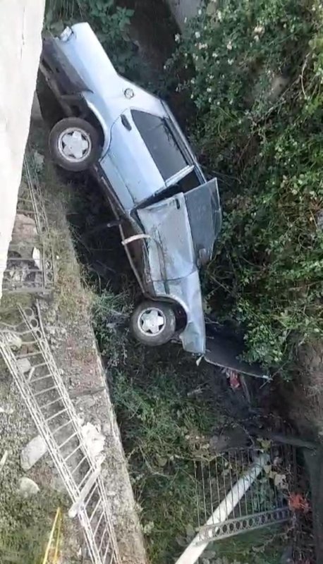 Su kanalına düşen Tofaş'ın sürücüsü yaralandı (Fotoğraflı) Esma Kural HATAY (İHA) - Hatay'ın Dörtyol ilçesinde su kanalına düşen Tofaş marka otomobilin sürücüsü yaralandı. Edinilen bilgilere göre kaza, Dörtyol ilçesi Karaköse Mahallesi'nde meydana geldi. Kazada, su kanalına düşen Tofaş marka otomobil sürücüsü yaralandı. Kazayı gören vatandaşların 112 Acil Çağrı Merkezi'ne bildirilmesi üzerine olay yerine polis, ambulans ve sağlık ekipleri sevk edildi. Kısa sürede bölgeye gelen itfaiye ekipleri, yaralı sürücüyü otomobilden kurtararak sağlık ekiplerine teslim edildi. Sağlık ekiplerinin ilk müdahalesinin ardından hastaneye kaldırıldı.