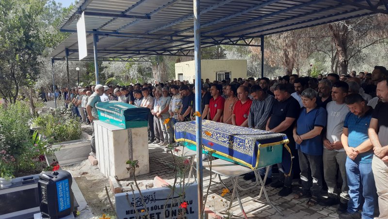 Çöken balkonun altında can veren baba ve oğlu son yolculuğuna uğurlandı (Fotoğraflı) Necati İvgin HATAY (İHA) - Hatay'da depremde ağır hasar gören 2 katlı evlerinin kapı, pencere gibi malzemelerini söktükleri esnada çöken balkonun altında kalarak can veren baba ve oğlu kılınan cenaze namazının ardından defnedildiler. Geçtiğimiz gün; Dörtyol ilçesi Kuzuculu Mahallesi'nde yaşanan olayda asrın felaketinde ağır hasar alan 2 katlı müstakil evlerindeki kapı ve pencere gibi eşyaları sökmek isteyen İlyas Çardak (67) ve oğlu Umut Hüseyin Çardak (37), balkonun çökmesiyle enkazın altında kalarak can vermişti. Baba ve oğlu için bu gün öğle namazına müteakip Dörtyol ilçesi Kuzuculu Mahallesi'nde cenaze namazı kılındı. Cenaze namazının ardından baba ve oğlu mahalle mezarlığında defnedildi.