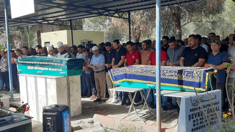 Çöken balkonun altında can veren baba ve oğlu son yolculuğuna uğurlandı (Fotoğraflı) Necati İvgin HATAY (İHA) - Hatay'da depremde ağır hasar gören 2 katlı evlerinin kapı, pencere gibi malzemelerini söktükleri esnada çöken balkonun altında kalarak can veren baba ve oğlu kılınan cenaze namazının ardından defnedildiler. Geçtiğimiz gün; Dörtyol ilçesi Kuzuculu Mahallesi'nde yaşanan olayda asrın felaketinde ağır hasar alan 2 katlı müstakil evlerindeki kapı ve pencere gibi eşyaları sökmek isteyen İlyas Çardak (67) ve oğlu Umut Hüseyin Çardak (37), balkonun çökmesiyle enkazın altında kalarak can vermişti. Baba ve oğlu için bu gün öğle namazına müteakip Dörtyol ilçesi Kuzuculu Mahallesi'nde cenaze namazı kılındı. Cenaze namazının ardından baba ve oğlu mahalle mezarlığında defnedildi.