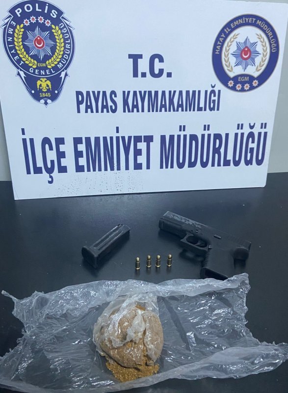 Payas’ta durdurulan araçta silah ve uyuşturucu ele geçirildi (Fotoğraflı) Ferit Savaş HATAY (İHA) - Hatay’da polis ekipleri tarafından durdurulan araçta silah ve uyuşturucu madde ele geçirildi. Hatay Emniyet Müdürlüğü ekipleri, uyuşturucu imal ve ticaretine yönelik çalışmalarını aralıksız sürdürüyor. Polis ekipleri tarafından yapılan çalışmalarda 13 Ekim tarihinde Payas’ta durumundan şüphelenerek durdurulan araçta yapılan aramada; 58 gram Cannabinoid, 1 adet ruhsatsız tabanca ve 4 adet fişek ele geçirildi. Olayla ilgili olarak S.B., A.T. ile M.A. hakkında TCK 191. maddeden ve 6136 sayılı kanuna muhalefetten İşlem yapıldı.