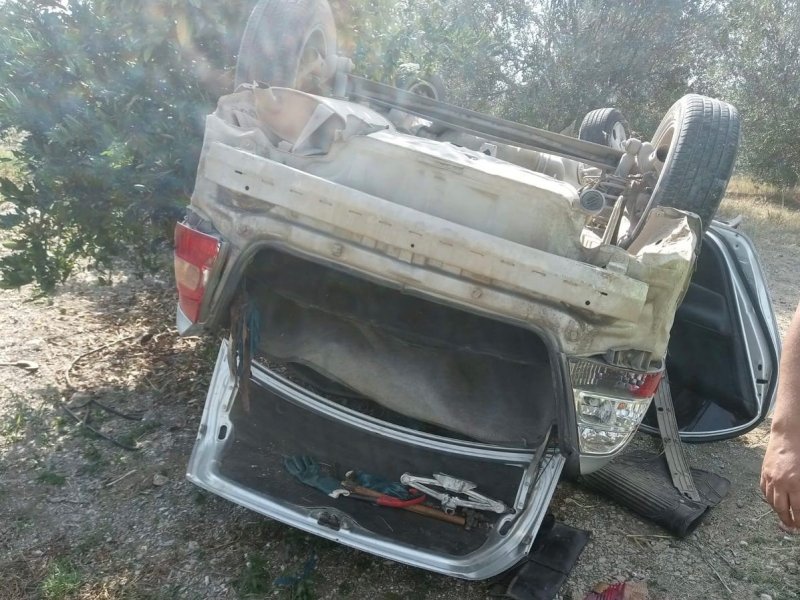 Ters dönen otomobilin sürücüsü yaralandı