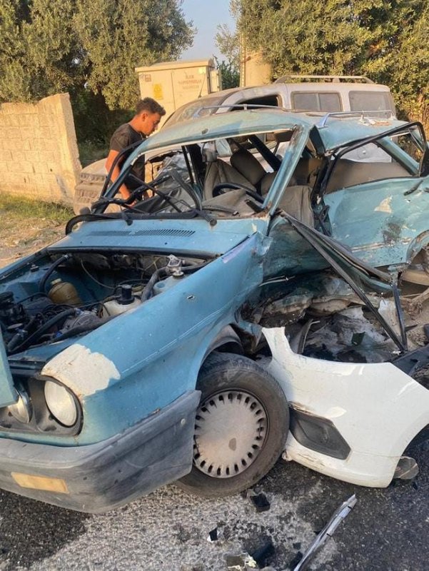 Hatay'da 3 otomobilin karıştığı kazada 5 kişi yaralandı