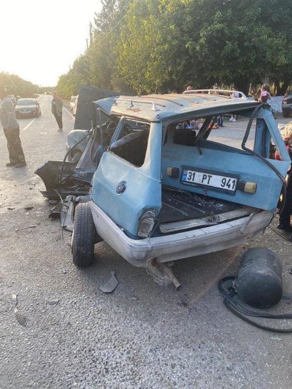 Hatay'da 3 otomobilin karıştığı kazada 5 kişi yaralandı