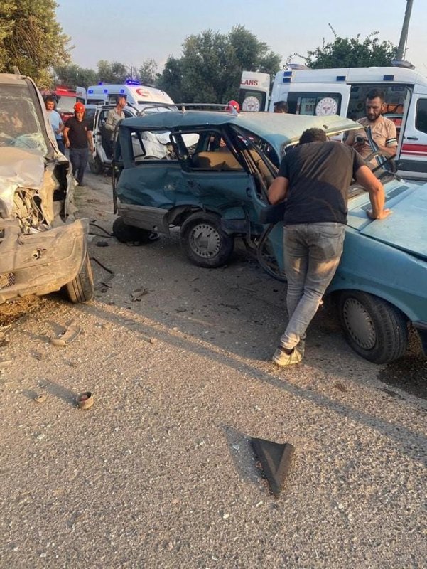 Hatay'da 3 otomobilin karıştığı kazada 5 kişi yaralandı