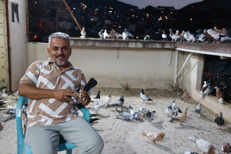 Depremin bile vazgeçiremediği 35 yıllık tutkusunu evinin çatısında sürdürüyor