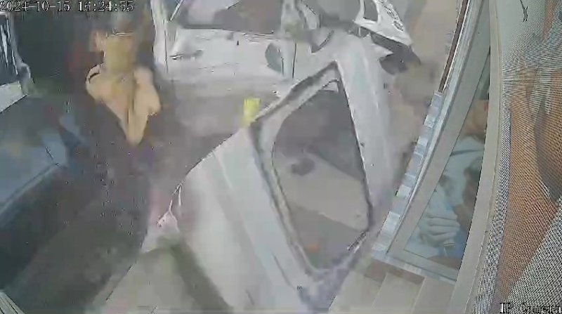 Hatay'da Freni Arızalanan İş Makinesi Kaza Yaptı   Kepçenin 7 aracı biçtiği kazada, kaldırımda yürüyenlerin saniyelerle ölümden kurtulduğu o anlar kamerada HATAY (İHA) - Hatay'da fren sisteminde arıza oluşan iş makinesinin ortalığı savaş alanına çevirdiği kazaya ait ortaya çıkan görüntüde, kaldırımda yürüyen vatandaşların ölümden saniyelerle kurtulduğu görüldü. Geçtiğimiz günlerde İskenderun ilçesi Denizciler Mahallesi'nde yaşanan kazada, fren sisteminde arıza oluşan kepçe, 7 araca çarpmış ve kazada 8 kişi yaralanmıştı. Feci kazaya ait çevredeki iş yerinde yeni bir görüntü ortaya çıktı. Görüntülerde, fren sisteminde arıza oluşan kepçenin önüne kattığı araçları duvarla birleştirdiği görüldü. Kepçenin duvara çarpmasından bir kaç saniye önce kaldırımda yürüyen vatandaşların da kazadan saniyelerle kurtulduğu görüldü. Ortalığın savaş alanına döndüğü kazada yeni görüntü facianın büyüklüğünü gözler önüne serdi.