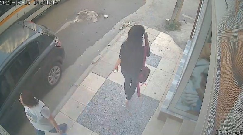 Hatay'da Freni Arızalanan İş Makinesi Kaza Yaptı   Kepçenin 7 aracı biçtiği kazada, kaldırımda yürüyenlerin saniyelerle ölümden kurtulduğu o anlar kamerada HATAY (İHA) - Hatay'da fren sisteminde arıza oluşan iş makinesinin ortalığı savaş alanına çevirdiği kazaya ait ortaya çıkan görüntüde, kaldırımda yürüyen vatandaşların ölümden saniyelerle kurtulduğu görüldü. Geçtiğimiz günlerde İskenderun ilçesi Denizciler Mahallesi'nde yaşanan kazada, fren sisteminde arıza oluşan kepçe, 7 araca çarpmış ve kazada 8 kişi yaralanmıştı. Feci kazaya ait çevredeki iş yerinde yeni bir görüntü ortaya çıktı. Görüntülerde, fren sisteminde arıza oluşan kepçenin önüne kattığı araçları duvarla birleştirdiği görüldü. Kepçenin duvara çarpmasından bir kaç saniye önce kaldırımda yürüyen vatandaşların da kazadan saniyelerle kurtulduğu görüldü. Ortalığın savaş alanına döndüğü kazada yeni görüntü facianın büyüklüğünü gözler önüne serdi.