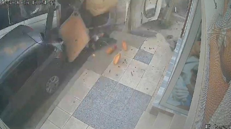 Hatay'da Freni Arızalanan İş Makinesi Kaza Yaptı   Kepçenin 7 aracı biçtiği kazada, kaldırımda yürüyenlerin saniyelerle ölümden kurtulduğu o anlar kamerada HATAY (İHA) - Hatay'da fren sisteminde arıza oluşan iş makinesinin ortalığı savaş alanına çevirdiği kazaya ait ortaya çıkan görüntüde, kaldırımda yürüyen vatandaşların ölümden saniyelerle kurtulduğu görüldü. Geçtiğimiz günlerde İskenderun ilçesi Denizciler Mahallesi'nde yaşanan kazada, fren sisteminde arıza oluşan kepçe, 7 araca çarpmış ve kazada 8 kişi yaralanmıştı. Feci kazaya ait çevredeki iş yerinde yeni bir görüntü ortaya çıktı. Görüntülerde, fren sisteminde arıza oluşan kepçenin önüne kattığı araçları duvarla birleştirdiği görüldü. Kepçenin duvara çarpmasından bir kaç saniye önce kaldırımda yürüyen vatandaşların da kazadan saniyelerle kurtulduğu görüldü. Ortalığın savaş alanına döndüğü kazada yeni görüntü facianın büyüklüğünü gözler önüne serdi.