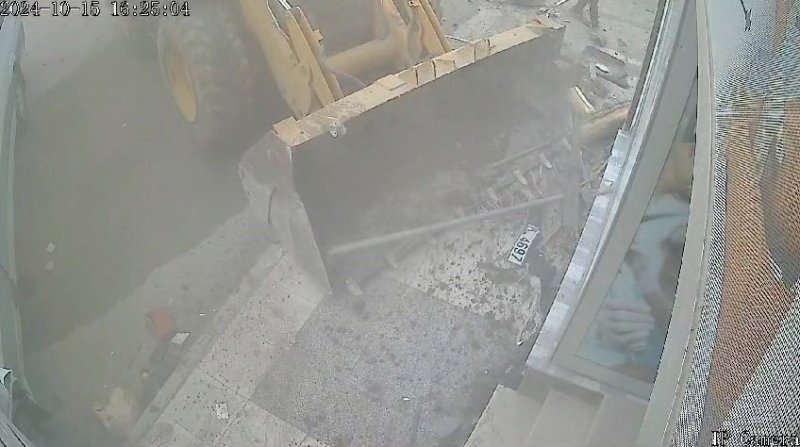 Hatay'da Freni Arızalanan İş Makinesi Kaza Yaptı   Kepçenin 7 aracı biçtiği kazada, kaldırımda yürüyenlerin saniyelerle ölümden kurtulduğu o anlar kamerada HATAY (İHA) - Hatay'da fren sisteminde arıza oluşan iş makinesinin ortalığı savaş alanına çevirdiği kazaya ait ortaya çıkan görüntüde, kaldırımda yürüyen vatandaşların ölümden saniyelerle kurtulduğu görüldü. Geçtiğimiz günlerde İskenderun ilçesi Denizciler Mahallesi'nde yaşanan kazada, fren sisteminde arıza oluşan kepçe, 7 araca çarpmış ve kazada 8 kişi yaralanmıştı. Feci kazaya ait çevredeki iş yerinde yeni bir görüntü ortaya çıktı. Görüntülerde, fren sisteminde arıza oluşan kepçenin önüne kattığı araçları duvarla birleştirdiği görüldü. Kepçenin duvara çarpmasından bir kaç saniye önce kaldırımda yürüyen vatandaşların da kazadan saniyelerle kurtulduğu görüldü. Ortalığın savaş alanına döndüğü kazada yeni görüntü facianın büyüklüğünü gözler önüne serdi.