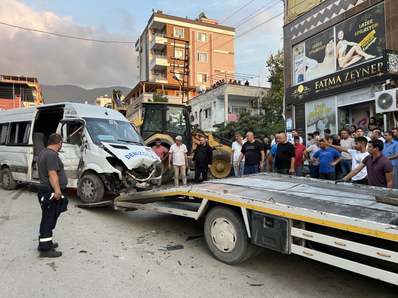 Hatay'da Freni Arızalanan İş Makinesi Kaza Yaptı   Kepçenin 7 aracı biçtiği kazada, kaldırımda yürüyenlerin saniyelerle ölümden kurtulduğu o anlar kamerada HATAY (İHA) - Hatay'da fren sisteminde arıza oluşan iş makinesinin ortalığı savaş alanına çevirdiği kazaya ait ortaya çıkan görüntüde, kaldırımda yürüyen vatandaşların ölümden saniyelerle kurtulduğu görüldü. Geçtiğimiz günlerde İskenderun ilçesi Denizciler Mahallesi'nde yaşanan kazada, fren sisteminde arıza oluşan kepçe, 7 araca çarpmış ve kazada 8 kişi yaralanmıştı. Feci kazaya ait çevredeki iş yerinde yeni bir görüntü ortaya çıktı. Görüntülerde, fren sisteminde arıza oluşan kepçenin önüne kattığı araçları duvarla birleştirdiği görüldü. Kepçenin duvara çarpmasından bir kaç saniye önce kaldırımda yürüyen vatandaşların da kazadan saniyelerle kurtulduğu görüldü. Ortalığın savaş alanına döndüğü kazada yeni görüntü facianın büyüklüğünü gözler önüne serdi.