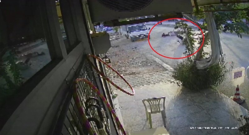  İki motosiklet kafa kafaya çarpıştı: 3 kişi yere savruldu