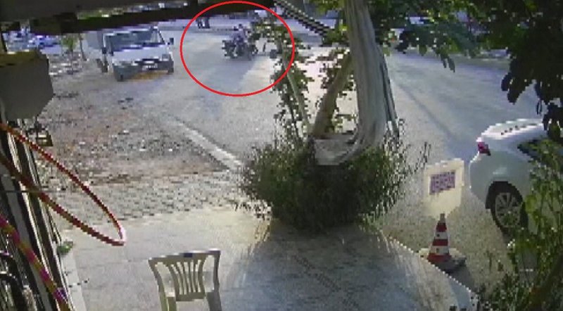  İki motosiklet kafa kafaya çarpıştı: 3 kişi yere savruldu