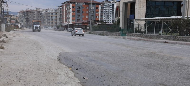  İki motosiklet kafa kafaya çarpıştı: 3 kişi yere savruldu
