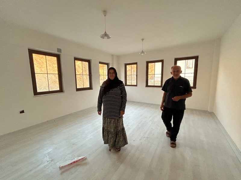 Deniz manzaralı köy evleri, mimarisi ve dayanıklılığıyla mest ediyor