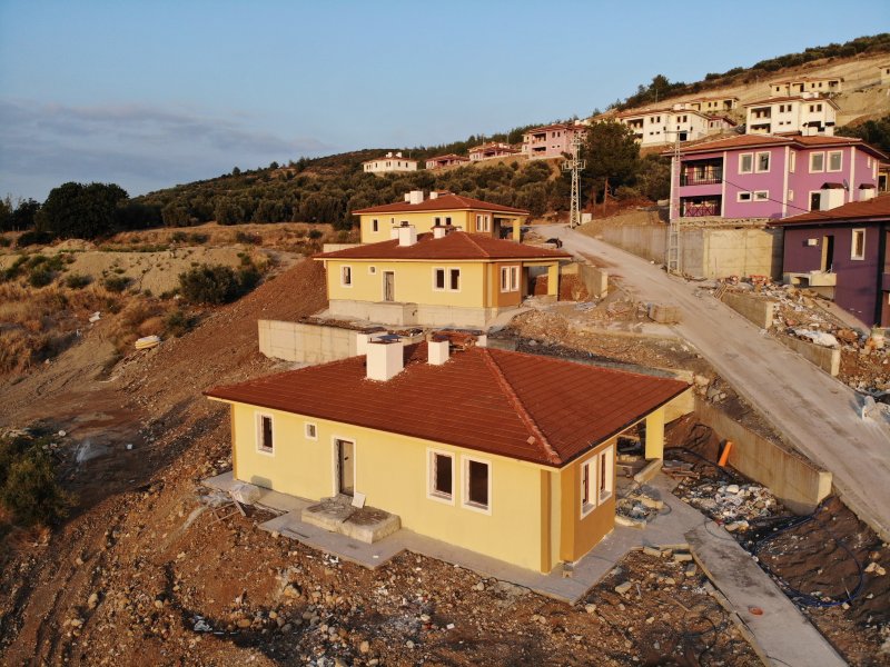 Deniz manzaralı köy evleri, mimarisi ve dayanıklılığıyla mest ediyor