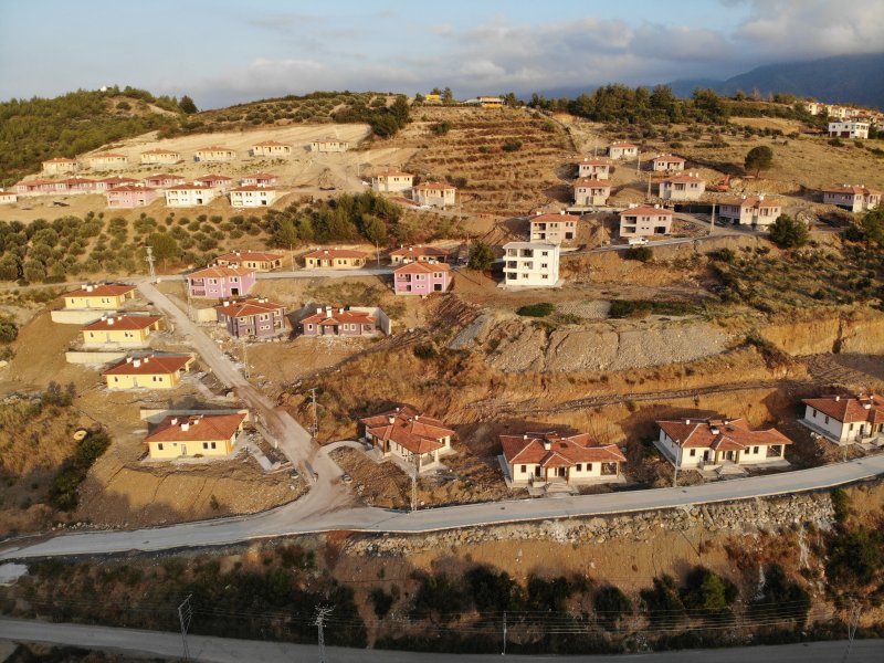 Deniz manzaralı köy evleri, mimarisi ve dayanıklılığıyla mest ediyor