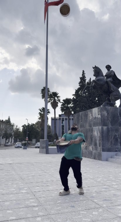 Girdiği iddialaşmayla künefeye havada 10 takla attıran künefe ustasının o anları ilgi odağı oldu