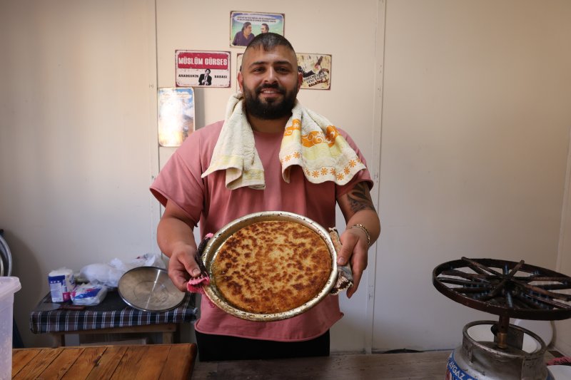 Girdiği iddialaşmayla künefeye havada 10 takla attıran künefe ustasının o anları ilgi odağı oldu