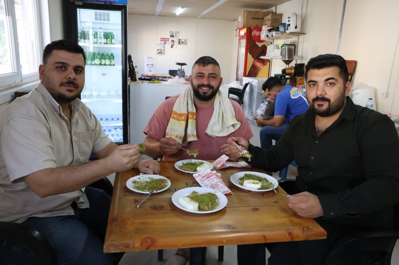 Girdiği iddialaşmayla künefeye havada 10 takla attıran künefe ustasının o anları ilgi odağı oldu