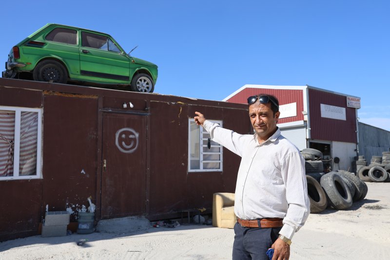 Arkadaşının emanet arabasına zarar gelmesin diye forkliftle konteynerin üzerine koydurdu