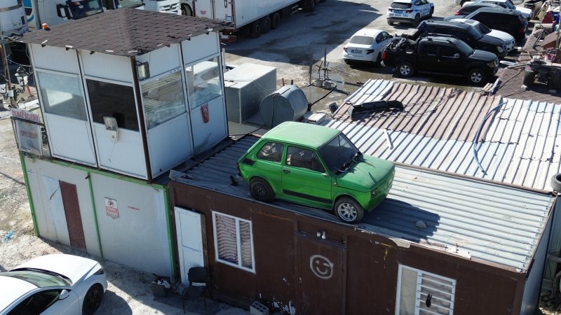 Arkadaşının emanet arabasına zarar gelmesin diye forkliftle konteynerin üzerine koydurdu