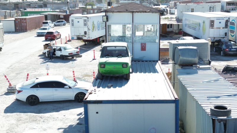 Arkadaşının emanet arabasına zarar gelmesin diye forkliftle konteynerin üzerine koydurdu