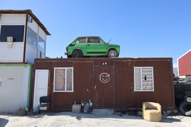 Arkadaşının emanet arabasına zarar gelmesin diye forkliftle konteynerin üzerine koydurdu