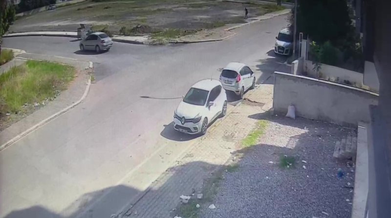 Geri geri gelirken park halindeki araca çarptı, bir şey olmamış gibi uzaklaştı: O anlar kamerada