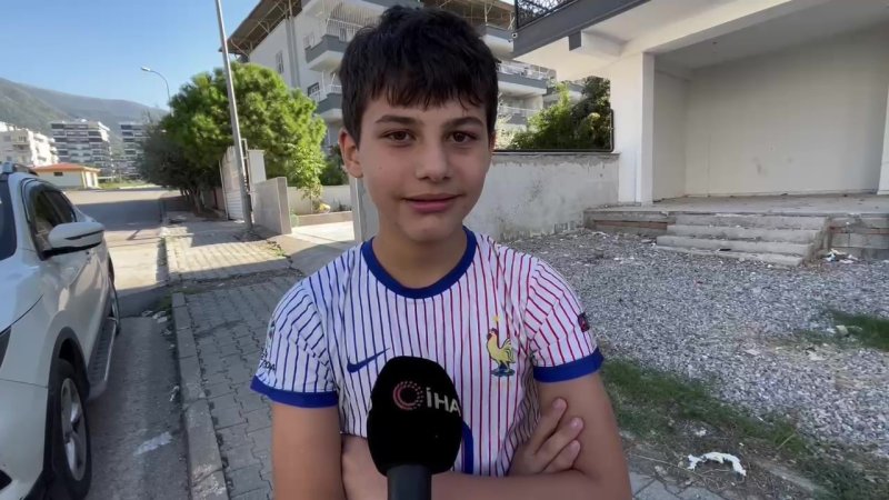 Geri geri gelirken park halindeki araca çarptı, bir şey olmamış gibi uzaklaştı: O anlar kamerada