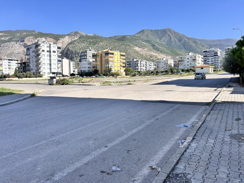 Geri geri gelirken park halindeki araca çarptı, bir şey olmamış gibi uzaklaştı: O anlar kamerada