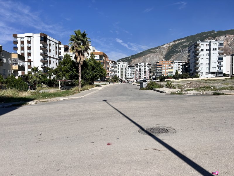 Geri geri gelirken park halindeki araca çarptı, bir şey olmamış gibi uzaklaştı: O anlar kamerada