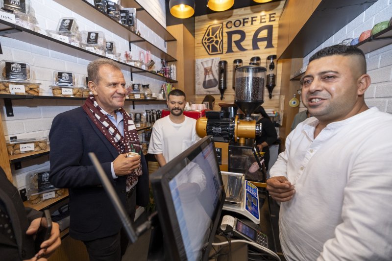 Başkan Seçer, depremzedelerin dayanışma günü etkinliğine katıldı (Fotoğraflı) MERSİN (İHA) - Mersin Büyükşehir Belediye Başkanı Vahap Seçer, Mersin’de yaşayan Hataylı depremzedelerin 'Dayanışma Günü Etkinliği’ne katılım sağladı. Akdeniz ilçesi Kültür Mahallesi’nde, 6 Şubat depreminden sonra Mersin’e taşınan Rabia ve Recai Şahutoğlu tarafından işletilen bir kafede 2. düzenlenen etkinliğe, Mersin’de yaşayan Hataylı depremzedeler yoğun katılım gösterdi. Başkan Seçer, Mersin’de yabancılık hissetmemeleri gerektiğini söyleyerek, Mersin’in de halkların alışkanlıkları, kültürleri ve etnik yapıları itibariyle Hatay’a çok benzediğinden söz etti. Seçer, “Hepimizin çok üzüldüğü olaylarla karşı karşıya kaldık. Çok kayıplar yaşandı. Ailelerde bölünmeler ve parçalanmalar oldu. Bunlar tabi bir birey için ve aileler için çok büyük toplumsal travmalar” dedi. Mersin halkının da Hatay halkının o süreçte yaşadığı duyguları hissettiğini kaydeden Seçer, “Mersin çok kültürlü bir yerdir, çok farklı bölgelerden ve kültürlerden insanların gelip yaşadığı göçmen bir kenttir. Bu renklilik ve çeşitlilik içerisinde o insanlar, buraya yoğun olarak gelen Hataylıların, Kahramanmaraşlıların ve Adıyamanlıların ve diğer deprem bölgesinden Mersin’e gelen insanların acısını, ıstırabını ve duygularını derinden yaşadılar ve ellerinden geleni yaptılar” diye konuştu. “Biz devlet sisteminin imkânlarını sizlere kullandık” Mersin Büyükşehir Belediyesi olarak o dönemde depremzedelere verilen hizmetlerin bir ‘yardım’ değil, ‘doğru bir aracılık’ olduğunu söyleyen Seçer, “Biz devlet sisteminin imkânlarını sizlere kullandık. Bu sistemin kaynakları da zaten sizin vergileriniz, ekstra yapılmış bir şey yok. Sadece biz doğru bir iş yaptık. ‘Dönem; deprem bölgesinde mağduriyet yaşayan, zarar görmüş, acı çeken vatandaşlarımızın acısının azalmasına yönelik, yaralarının sarılmasına yönelik yapılacak çalışma dönemidir’ dedik ve bunu yaptık” ifadelerini kullandı. “Millet olmanın unsuru; birbirine sıkıntılı ve acılı dönemde yardımcı olmak ve sarılmaktır” Seçer, Mersin’in de depremi hissettiğini ama yıkıntı yaşanmadığını aktararak, Mersin Büyükşehir olarak depremin yaşandığı illere ekipleri hızlıca intikal ettirdiklerini hatırlattı. Depremin ikinci günü de bölgeye gittiğini anlatan Seçer, “Orada gördüğümüz tablo herkesin tahayyül edeceği bir tablo değil. Ancak yaşayan, gören, hisseden bilir” dedi. Büyükşehir Belediyesi olarak hatlardan çektikleri otobüsler ile Mersin’e depremzedeleri taşıdıklarını da anlatan Seçer, “Mersinliler hiç bundan imtina etmedi. Yurtları da otelleri de spor salonlarını da hepsini barınacak noktaya getirdik, el birliğiyle herkes elinden geleni yaptı. Zaten bir millet olmanın unsuru, birbirine bu sıkıntılı ve acılı dönemde yardımcı olmak ve sarılmaktır. Biz de bu vatanın evlatlarıyız, etnik kökenimiz ne olursa olsun biz kardeşiz. Hep beraber olalım. Rahat olun biz buradayız. Mersin hoşgörülü, huzurlu ve güvenli bir yerdir. Bize ihtiyaç olursa biz buradayız” şeklinde konuştu. Başkan Seçer’e Hatayspor atkısının da hediye edildiği etkinlikte pek çok depremzede Mersin Büyükşehir tarafından kendilerine uzatılan yardım eli ve destekler için teşekkür etti.