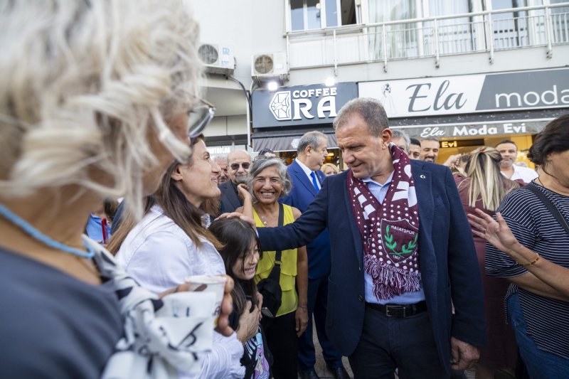 Başkan Seçer, depremzedelerin dayanışma günü etkinliğine katıldı (Fotoğraflı) MERSİN (İHA) - Mersin Büyükşehir Belediye Başkanı Vahap Seçer, Mersin’de yaşayan Hataylı depremzedelerin 'Dayanışma Günü Etkinliği’ne katılım sağladı. Akdeniz ilçesi Kültür Mahallesi’nde, 6 Şubat depreminden sonra Mersin’e taşınan Rabia ve Recai Şahutoğlu tarafından işletilen bir kafede 2. düzenlenen etkinliğe, Mersin’de yaşayan Hataylı depremzedeler yoğun katılım gösterdi. Başkan Seçer, Mersin’de yabancılık hissetmemeleri gerektiğini söyleyerek, Mersin’in de halkların alışkanlıkları, kültürleri ve etnik yapıları itibariyle Hatay’a çok benzediğinden söz etti. Seçer, “Hepimizin çok üzüldüğü olaylarla karşı karşıya kaldık. Çok kayıplar yaşandı. Ailelerde bölünmeler ve parçalanmalar oldu. Bunlar tabi bir birey için ve aileler için çok büyük toplumsal travmalar” dedi. Mersin halkının da Hatay halkının o süreçte yaşadığı duyguları hissettiğini kaydeden Seçer, “Mersin çok kültürlü bir yerdir, çok farklı bölgelerden ve kültürlerden insanların gelip yaşadığı göçmen bir kenttir. Bu renklilik ve çeşitlilik içerisinde o insanlar, buraya yoğun olarak gelen Hataylıların, Kahramanmaraşlıların ve Adıyamanlıların ve diğer deprem bölgesinden Mersin’e gelen insanların acısını, ıstırabını ve duygularını derinden yaşadılar ve ellerinden geleni yaptılar” diye konuştu. “Biz devlet sisteminin imkânlarını sizlere kullandık” Mersin Büyükşehir Belediyesi olarak o dönemde depremzedelere verilen hizmetlerin bir ‘yardım’ değil, ‘doğru bir aracılık’ olduğunu söyleyen Seçer, “Biz devlet sisteminin imkânlarını sizlere kullandık. Bu sistemin kaynakları da zaten sizin vergileriniz, ekstra yapılmış bir şey yok. Sadece biz doğru bir iş yaptık. ‘Dönem; deprem bölgesinde mağduriyet yaşayan, zarar görmüş, acı çeken vatandaşlarımızın acısının azalmasına yönelik, yaralarının sarılmasına yönelik yapılacak çalışma dönemidir’ dedik ve bunu yaptık” ifadelerini kullandı. “Millet olmanın unsuru; birbirine sıkıntılı ve acılı dönemde yardımcı olmak ve sarılmaktır” Seçer, Mersin’in de depremi hissettiğini ama yıkıntı yaşanmadığını aktararak, Mersin Büyükşehir olarak depremin yaşandığı illere ekipleri hızlıca intikal ettirdiklerini hatırlattı. Depremin ikinci günü de bölgeye gittiğini anlatan Seçer, “Orada gördüğümüz tablo herkesin tahayyül edeceği bir tablo değil. Ancak yaşayan, gören, hisseden bilir” dedi. Büyükşehir Belediyesi olarak hatlardan çektikleri otobüsler ile Mersin’e depremzedeleri taşıdıklarını da anlatan Seçer, “Mersinliler hiç bundan imtina etmedi. Yurtları da otelleri de spor salonlarını da hepsini barınacak noktaya getirdik, el birliğiyle herkes elinden geleni yaptı. Zaten bir millet olmanın unsuru, birbirine bu sıkıntılı ve acılı dönemde yardımcı olmak ve sarılmaktır. Biz de bu vatanın evlatlarıyız, etnik kökenimiz ne olursa olsun biz kardeşiz. Hep beraber olalım. Rahat olun biz buradayız. Mersin hoşgörülü, huzurlu ve güvenli bir yerdir. Bize ihtiyaç olursa biz buradayız” şeklinde konuştu. Başkan Seçer’e Hatayspor atkısının da hediye edildiği etkinlikte pek çok depremzede Mersin Büyükşehir tarafından kendilerine uzatılan yardım eli ve destekler için teşekkür etti.