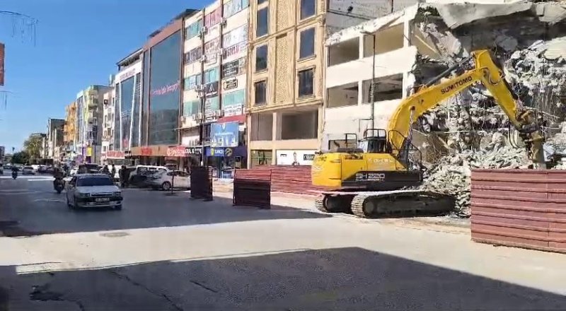 Yıkım esnasında başına moloz isabet eden işçi yaralandı