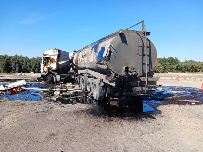 Yanan tankerden litrelerce ham petrol yola döküldü