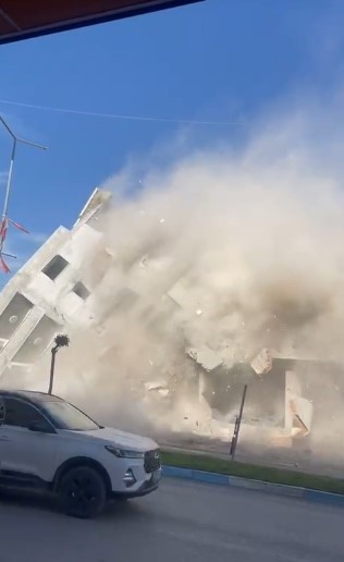 6 katlı bina, iş makinesinin dokunuşuyla yerle bir oldu