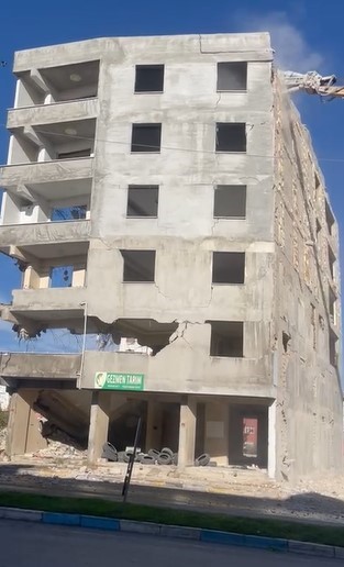 6 katlı bina, iş makinesinin dokunuşuyla yerle bir oldu