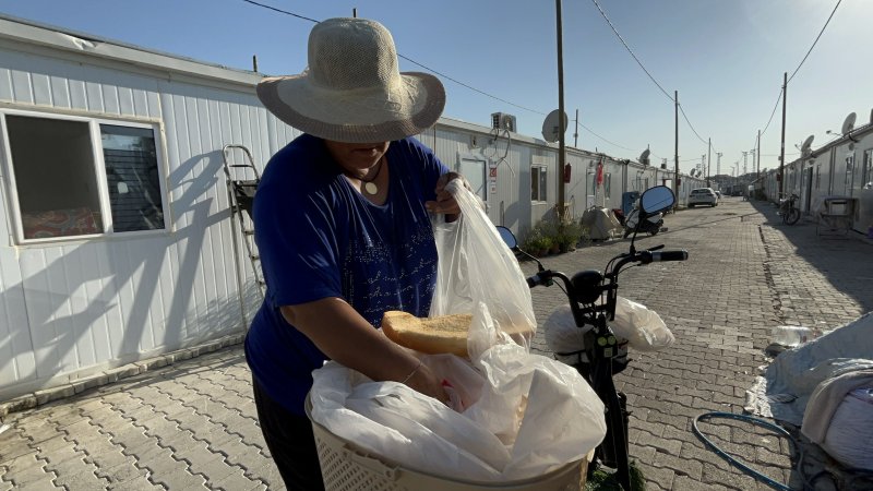 Vefakar depremzede anne, motosikletini iyilik için sürüyor