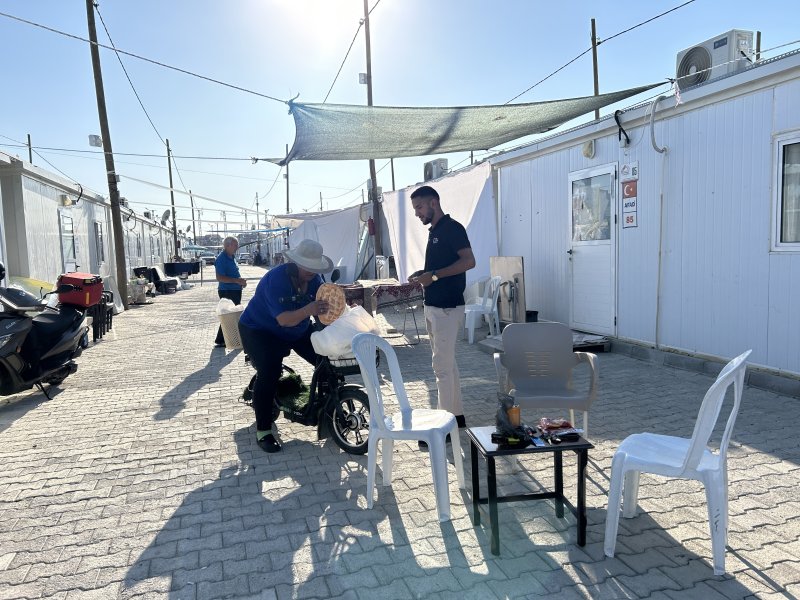 Vefakar depremzede anne, motosikletini iyilik için sürüyor