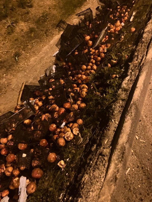 Park halindeyken freni boşalan tır şarampole devrildi (Fotoğraflı) Ramazan İlın HATAY (İHA) - Hatay'da park halindeyken freni boşalan tır şarampole devrildi. Kazada tırdan yola nar döküldü. Kaza, İskenderun-Antakya yolu Belen ilçe merkezi mevkiinde meydana geldi. 31 ADM 279 plakalı Mercedes-Benz marka tır, park halindeyken freninin boşalmasıyla hareket etti ve şarampole devrildi. Kazayı gören vatandaşların durumu 112 Acil Çağrı Merkezi'ne bildirmesiyle olay yerine polis ekipleri sevk edildi. Kısa sürede bölgeye gelen polis ekipleri, yolda önlem alarak olayla ilgili incelemelerde bulundu. Kaza sırasında tır şoförü M.İ. araç içerisinde olmamasından dolayı yara almazken, tonlarca nar ise yola döküldü.