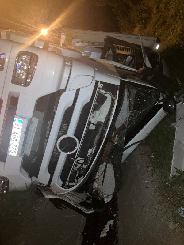 Park halindeyken freni boşalan tır şarampole devrildi (Fotoğraflı) Ramazan İlın HATAY (İHA) - Hatay'da park halindeyken freni boşalan tır şarampole devrildi. Kazada tırdan yola nar döküldü. Kaza, İskenderun-Antakya yolu Belen ilçe merkezi mevkiinde meydana geldi. 31 ADM 279 plakalı Mercedes-Benz marka tır, park halindeyken freninin boşalmasıyla hareket etti ve şarampole devrildi. Kazayı gören vatandaşların durumu 112 Acil Çağrı Merkezi'ne bildirmesiyle olay yerine polis ekipleri sevk edildi. Kısa sürede bölgeye gelen polis ekipleri, yolda önlem alarak olayla ilgili incelemelerde bulundu. Kaza sırasında tır şoförü M.İ. araç içerisinde olmamasından dolayı yara almazken, tonlarca nar ise yola döküldü.