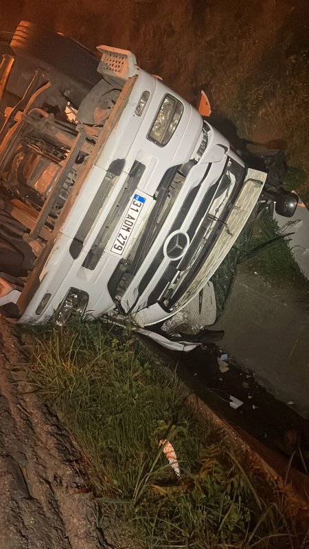 Park halindeyken freni boşalan tır şarampole devrildi (Fotoğraflı) Ramazan İlın HATAY (İHA) - Hatay'da park halindeyken freni boşalan tır şarampole devrildi. Kazada tırdan yola nar döküldü. Kaza, İskenderun-Antakya yolu Belen ilçe merkezi mevkiinde meydana geldi. 31 ADM 279 plakalı Mercedes-Benz marka tır, park halindeyken freninin boşalmasıyla hareket etti ve şarampole devrildi. Kazayı gören vatandaşların durumu 112 Acil Çağrı Merkezi'ne bildirmesiyle olay yerine polis ekipleri sevk edildi. Kısa sürede bölgeye gelen polis ekipleri, yolda önlem alarak olayla ilgili incelemelerde bulundu. Kaza sırasında tır şoförü M.İ. araç içerisinde olmamasından dolayı yara almazken, tonlarca nar ise yola döküldü.