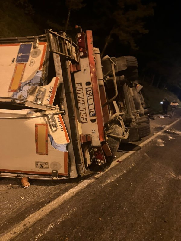 Park halindeyken freni boşalan tır şarampole devrildi (Fotoğraflı) Ramazan İlın HATAY (İHA) - Hatay'da park halindeyken freni boşalan tır şarampole devrildi. Kazada tırdan yola nar döküldü. Kaza, İskenderun-Antakya yolu Belen ilçe merkezi mevkiinde meydana geldi. 31 ADM 279 plakalı Mercedes-Benz marka tır, park halindeyken freninin boşalmasıyla hareket etti ve şarampole devrildi. Kazayı gören vatandaşların durumu 112 Acil Çağrı Merkezi'ne bildirmesiyle olay yerine polis ekipleri sevk edildi. Kısa sürede bölgeye gelen polis ekipleri, yolda önlem alarak olayla ilgili incelemelerde bulundu. Kaza sırasında tır şoförü M.İ. araç içerisinde olmamasından dolayı yara almazken, tonlarca nar ise yola döküldü.