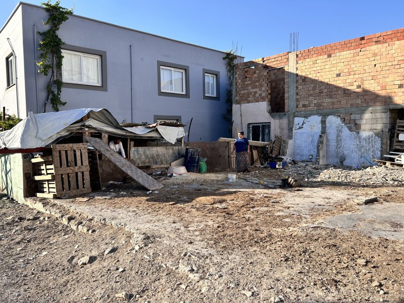  Depremzede vatandaşın 22 küçükbaş hayvanını sürerek çalıp götürdüler: O anlar kamerada - Küçükbaş hayvanları çalınan Yusuf Çınar: “Bütün birikimim küçükbaş hayvanlarımın çalınmasıyla bir gecede gitmiş oldu” HATAY (İHA) - Hatay’da iki şahsın depremzede Yusuf Çınar’ın 22 küçükbaş hayvanını çaldıkları anlar güvenlik kamerasına yansıdı. 250 bin TL’lik zararı bulunan Çınar, yaşananlara tepki göstererek hırsızların bulunmasını istediğini söyledi. Olay, Dörtyol ilçesi Özerli Mahallesi’nde yaşadı. Bir süre önce aracını satarak 23 küçükbaş hayvan alan Yusuf Çınar’ın 22 hayvanı 2 şahıs tarafından gece yarısı çalındı. Şahısların hayvanları ahırdan çıkararak sürdükleri anlar güvenlik kamerasına yansırken hırsızların rahatlığı hayrete düşürdü. Kendisi nar hasadında çalıştığı esnada olay gerçekleşen Çınar, hayvanlarının çalındığını fark etmesi üzerine durumu emniyet güçlerine bildirdi. 250 bin TL'lik zararı bulunan Çınar, yaşananlara tepki göstererek hırsızların bulunmasını istediğini söyledi. “Dün saat gece 04.00 gibi işe gittikten yirmi dakika sonra gelip koyunlarımın kapısını kırıp hayvanlarımı götürmüşler” Küçükbaş hayvanları çalınan 35 yaşındaki Yusuf Çınar, aracını satarak hayvanları satın aldığını belirterek “Aracımı sattım 23 adet küçükbaş hayvan aldım, 2 çocuk okutuyorum. Geçim kaynağım asıl almış olduğum küçükbaş hayvanlarımdı. Gece saat 04.00 gibi hasat zamanlarında narenciye işine gidiyoruz ve öğlen saat 12.00-13.00 gibi evimize geliyoruz. Narenciye hasadı sonrasında koyunlarımla ilgileniyorum; onları yayıyorum ve küçükbaş hayvanlarımı çoğaltmak için çaba harcıyordum. Dün saat gece 04.00 gibi işe gittikten yirmi dakika sonra gelip koyunlarımın kapısını kırıp hayvanlarımı götürmüşler. Kamera kaydında yüzleri belli olmuyor. Maske takmışlar iki kişi olarak gözüküyor. Saat gece 04.07 sularında koyunların bulunduğu ahırın kapılarını kırıyorlar ve küçükbaş hayvanlarımı sürekli otlattığım mezarlık tarafına gidiyor oradan da koyunları sürüp alıp mezarlık tarafından hasta olan hayvanı bırakıp iki kişi 22 küçükbaş hayvanımı sürüp götürüyorlar” dedi. “Bütün birikimim küçükbaş hayvanlarımın çalınmasıyla bir gecede gitmiş oldu” 250 bin TL zararı olduğunu dile getiren Çınar, hırsızların bulunmasını istediğini belirterek, “Ahırda sadece bir tane hasta hayvanım kaldı. Çalınan 22 küçükbaş hayvanımın toplam zararı 250 bin TL yapıyor. Bütün birikimim küçükbaş hayvanlarımın çalınmasıyla bir gecede gitmiş oldu. Bir gecede bütün geçim kaynağımı kaybettim. İki evladımdan bir oğlum böbreklerinden, kızım da böbreklerinden rahatsız. Evlatlarımın tedavisi için hayvancılığa başladım ve küçükbaş hayvanlarımı satıp tedavilerini devam edecektim, çalınınca her şey gitti ve şu anda yapacak hiçbir şeyim yok. Hayvanlarımın bulunmasını istiyorum. Tek geçim kaynağım küçükbaş hayvanlarımdı onların bulunmasını rica ediyorum” ifadelerini kullandı.