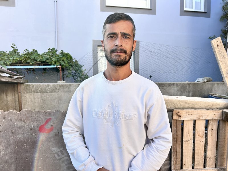  Depremzede vatandaşın 22 küçükbaş hayvanını sürerek çalıp götürdüler: O anlar kamerada - Küçükbaş hayvanları çalınan Yusuf Çınar: “Bütün birikimim küçükbaş hayvanlarımın çalınmasıyla bir gecede gitmiş oldu” HATAY (İHA) - Hatay’da iki şahsın depremzede Yusuf Çınar’ın 22 küçükbaş hayvanını çaldıkları anlar güvenlik kamerasına yansıdı. 250 bin TL’lik zararı bulunan Çınar, yaşananlara tepki göstererek hırsızların bulunmasını istediğini söyledi. Olay, Dörtyol ilçesi Özerli Mahallesi’nde yaşadı. Bir süre önce aracını satarak 23 küçükbaş hayvan alan Yusuf Çınar’ın 22 hayvanı 2 şahıs tarafından gece yarısı çalındı. Şahısların hayvanları ahırdan çıkararak sürdükleri anlar güvenlik kamerasına yansırken hırsızların rahatlığı hayrete düşürdü. Kendisi nar hasadında çalıştığı esnada olay gerçekleşen Çınar, hayvanlarının çalındığını fark etmesi üzerine durumu emniyet güçlerine bildirdi. 250 bin TL'lik zararı bulunan Çınar, yaşananlara tepki göstererek hırsızların bulunmasını istediğini söyledi. “Dün saat gece 04.00 gibi işe gittikten yirmi dakika sonra gelip koyunlarımın kapısını kırıp hayvanlarımı götürmüşler” Küçükbaş hayvanları çalınan 35 yaşındaki Yusuf Çınar, aracını satarak hayvanları satın aldığını belirterek “Aracımı sattım 23 adet küçükbaş hayvan aldım, 2 çocuk okutuyorum. Geçim kaynağım asıl almış olduğum küçükbaş hayvanlarımdı. Gece saat 04.00 gibi hasat zamanlarında narenciye işine gidiyoruz ve öğlen saat 12.00-13.00 gibi evimize geliyoruz. Narenciye hasadı sonrasında koyunlarımla ilgileniyorum; onları yayıyorum ve küçükbaş hayvanlarımı çoğaltmak için çaba harcıyordum. Dün saat gece 04.00 gibi işe gittikten yirmi dakika sonra gelip koyunlarımın kapısını kırıp hayvanlarımı götürmüşler. Kamera kaydında yüzleri belli olmuyor. Maske takmışlar iki kişi olarak gözüküyor. Saat gece 04.07 sularında koyunların bulunduğu ahırın kapılarını kırıyorlar ve küçükbaş hayvanlarımı sürekli otlattığım mezarlık tarafına gidiyor oradan da koyunları sürüp alıp mezarlık tarafından hasta olan hayvanı bırakıp iki kişi 22 küçükbaş hayvanımı sürüp götürüyorlar” dedi. “Bütün birikimim küçükbaş hayvanlarımın çalınmasıyla bir gecede gitmiş oldu” 250 bin TL zararı olduğunu dile getiren Çınar, hırsızların bulunmasını istediğini belirterek, “Ahırda sadece bir tane hasta hayvanım kaldı. Çalınan 22 küçükbaş hayvanımın toplam zararı 250 bin TL yapıyor. Bütün birikimim küçükbaş hayvanlarımın çalınmasıyla bir gecede gitmiş oldu. Bir gecede bütün geçim kaynağımı kaybettim. İki evladımdan bir oğlum böbreklerinden, kızım da böbreklerinden rahatsız. Evlatlarımın tedavisi için hayvancılığa başladım ve küçükbaş hayvanlarımı satıp tedavilerini devam edecektim, çalınınca her şey gitti ve şu anda yapacak hiçbir şeyim yok. Hayvanlarımın bulunmasını istiyorum. Tek geçim kaynağım küçükbaş hayvanlarımdı onların bulunmasını rica ediyorum” ifadelerini kullandı.