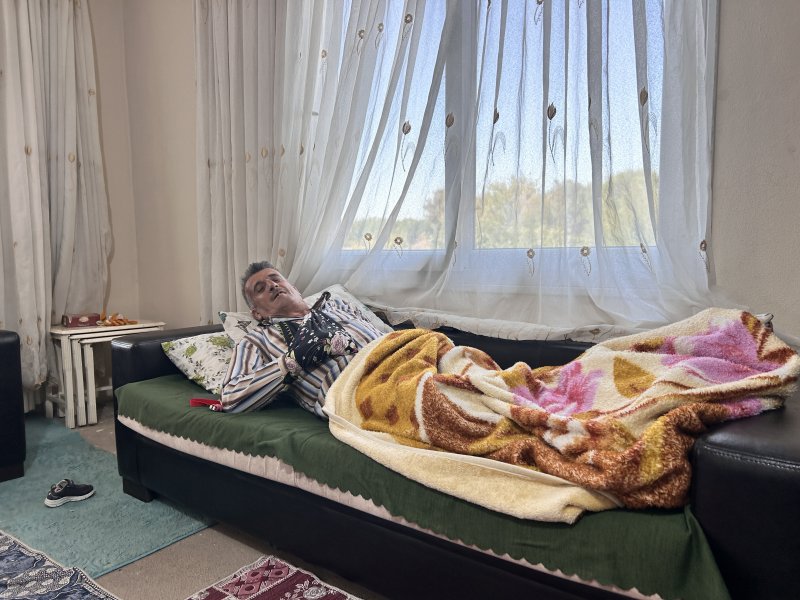 Narenciye topladığı esnada engerek ısıran çiftçi, hayata tutunmayı başardı - Çiftçi Gani Ayiler: “Elimi hemen bilek kısmından bağladılar eğer bileğimden bağlamamış olsalardı yılanın zehri tüm vücuduma dağılırdı” (Fotoğraflı) Esma Kural - Ogün Aslan HATAY (İHA) - Hatay'da narenciye hasadı yaptığı esnada engerek yılanının saldırısına uğrayan çiftçi Gani Ayiler, saldırının üzerinden 10 gün geçmesine rağmen acı çekmeye devam ediyor. Yaşadığı korku dolu anları anlatan Ayiler, elini bileğinden bağlamasının kendini hayata tutundurduğunu söyledi. Dörtyol ilçesi Yeşilköy Mahallesi'nde yaşayan Gani Ayiler isimli çiftçi, narenciye bahçesinde hasat yaptığı esnada engerek yılanı tarafından sokulmuştu. Ayiler, yılan saldırısı sonrası bileğinden bağlanarak kısa sürede tedavi altına alındı. Yoğun bakımdaki sürecin ardından taburcu edilen Ayiler, olayın üzerinden 10 gün geçmesine rağmen kolunu oynatamıyor ve ağrıları devam ediyor. Kendisini ısıran engerek yılanı ailesi tarafından öldürülen Ayiler, yaşadıklarını anlattı. “Elimi hemen bilek kısmından bağladılar eğer bileğimden bağlamamış olsalardı yılanın zehri tüm vücuduma dağılırdı” Engerek saldırısı sonrası yaşadıklarını anlatan 53 yaşındaki Gani Ayiler, "Narenciye hasadı yaptığımız yer biraz karanlıktı. Yılanı gördüm elimi uzattım ve bir anda elimi ısırdı. Isırması sonucunda aileme seslendim, elimi hemen bilek kısmından bağladılar eğer bileğimden bağlamamış olsalardı yılanın zehri tüm vücuduma dağılırdı. Doktor bey de 'iyi ki bilek kısmından bağlamışlar yoksa zehir tüm vücuda yayılırmış' dedi. Engerek yılanı ısırması sonrasında hem uyuşma hem de sancı çok fazla vardı, yılanın ısırması mermi sıkılmış gibiydi. Elimi bağladıkları için sadece elim uyuştu eğer bağlanmasaydı tüm vücudum uyuşurdu. Yılan soktuktan sonra ben kendimden geçtim ve beni zorlukla hastaneye yetiştirdiler. Hastanede hemen yoğun bakıma aldılar. Beş gün yoğun bakımda kaldım" dedi. “Elimi uzatmamla elimi ısırması bir anda oldu” Yılanın saldırısının üzerinden 10 gün geçmesine rağmen hala ağrılarının olduğunu ve kolunu oynatamadığını dile getiren Ayiler, “Ağrı halen devam ediyor, elimi kaldırıp indiremiyorum. Dünyadaki en zehirli yılanı engerekmiş. Elimi uzatmamla elimi ısırması bir anda oldu. Yılanın ısırmasıyla bayağı bir ağrı yaptı ve yerde buldukları iple elimi hemen bağladılar. Elimi eğer bağlamamış olsaydılar ne kalp kalırdı ne ben kalırdım. 9-10 gün oldu işe gidemiyorum. Maddi durumum da fazla yok. Altı tane çocuğum var. Kalp rahatsızlığı var bende ve kalbimden üç sefer anjiyo oldum” ifadelerini kullandı.