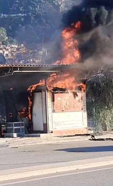 Depremzede esnafın prefabrik iş yeri alevlere teslim oldu